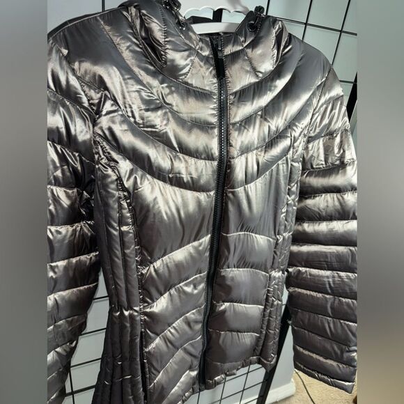 Andrew Marc packable lightweight gray hooded puffer jacket with bag EUC - Picture 11 of 12